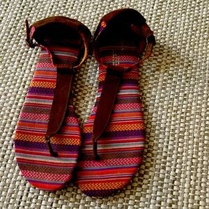 Casual multi color sandal.